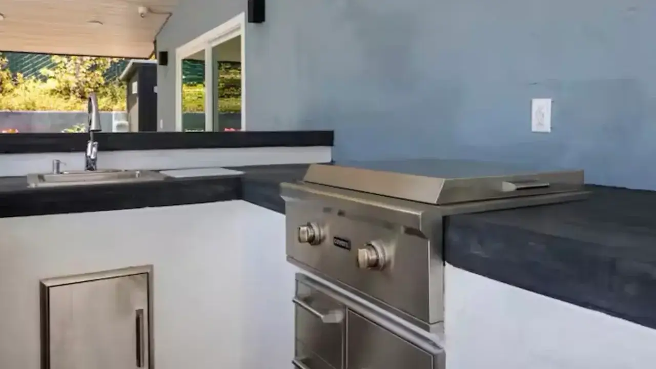 outdoor kitchen with flat top grill in san diego